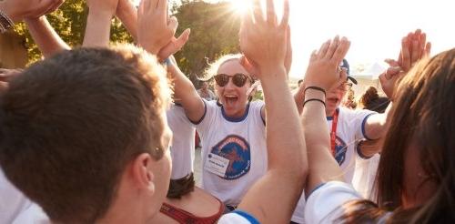 pitzer student staff make a tunnel with their arms